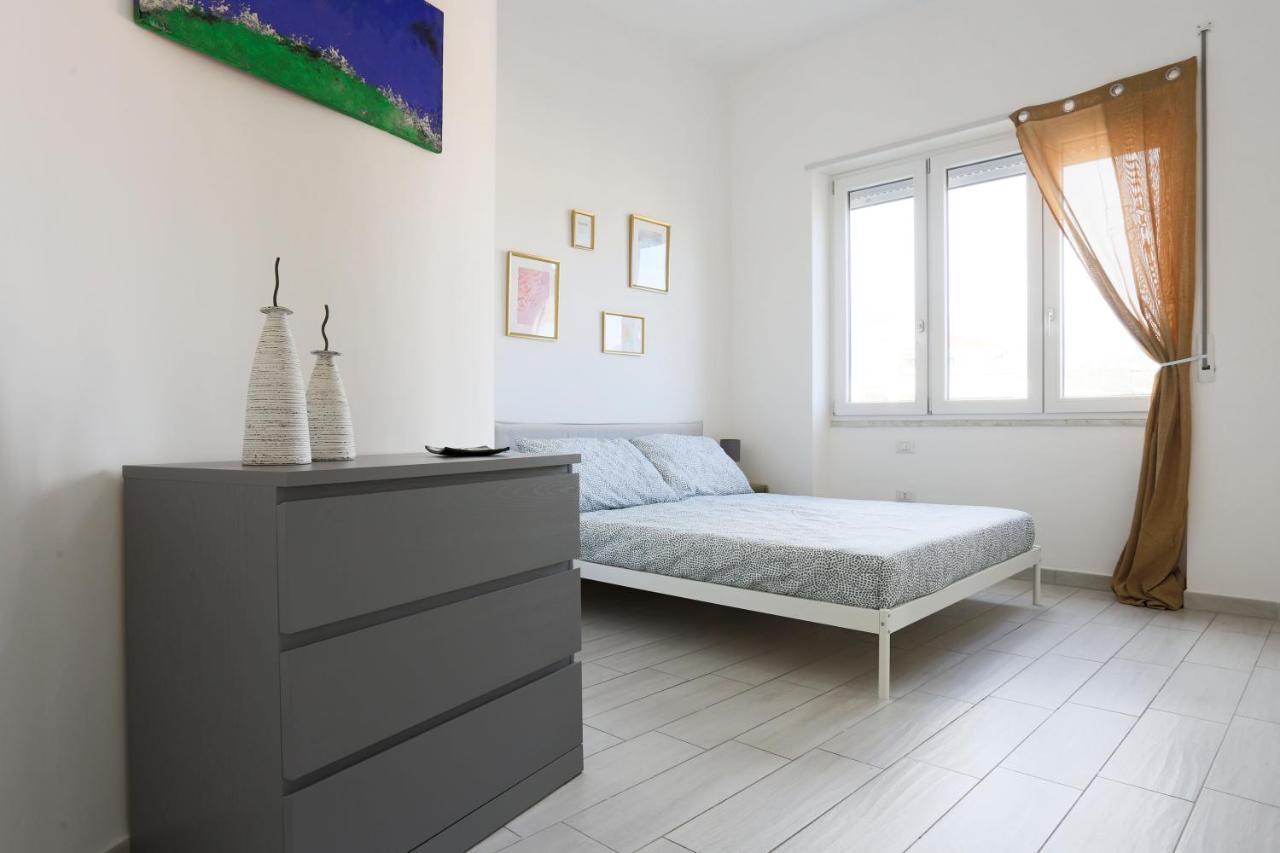 Bright & Central Apartment Near The Station ซาแลร์โน ภายนอก รูปภาพ