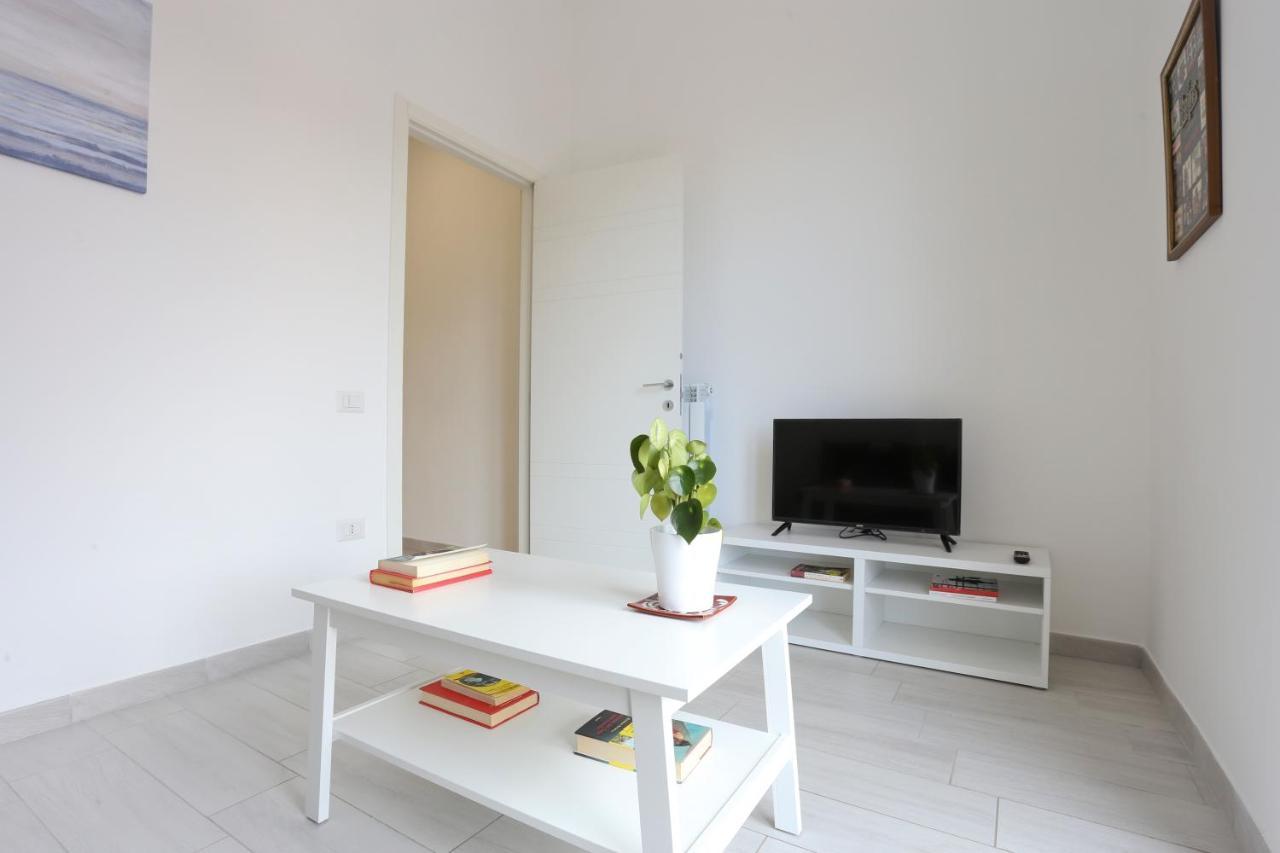 Bright & Central Apartment Near The Station ซาแลร์โน ภายนอก รูปภาพ
